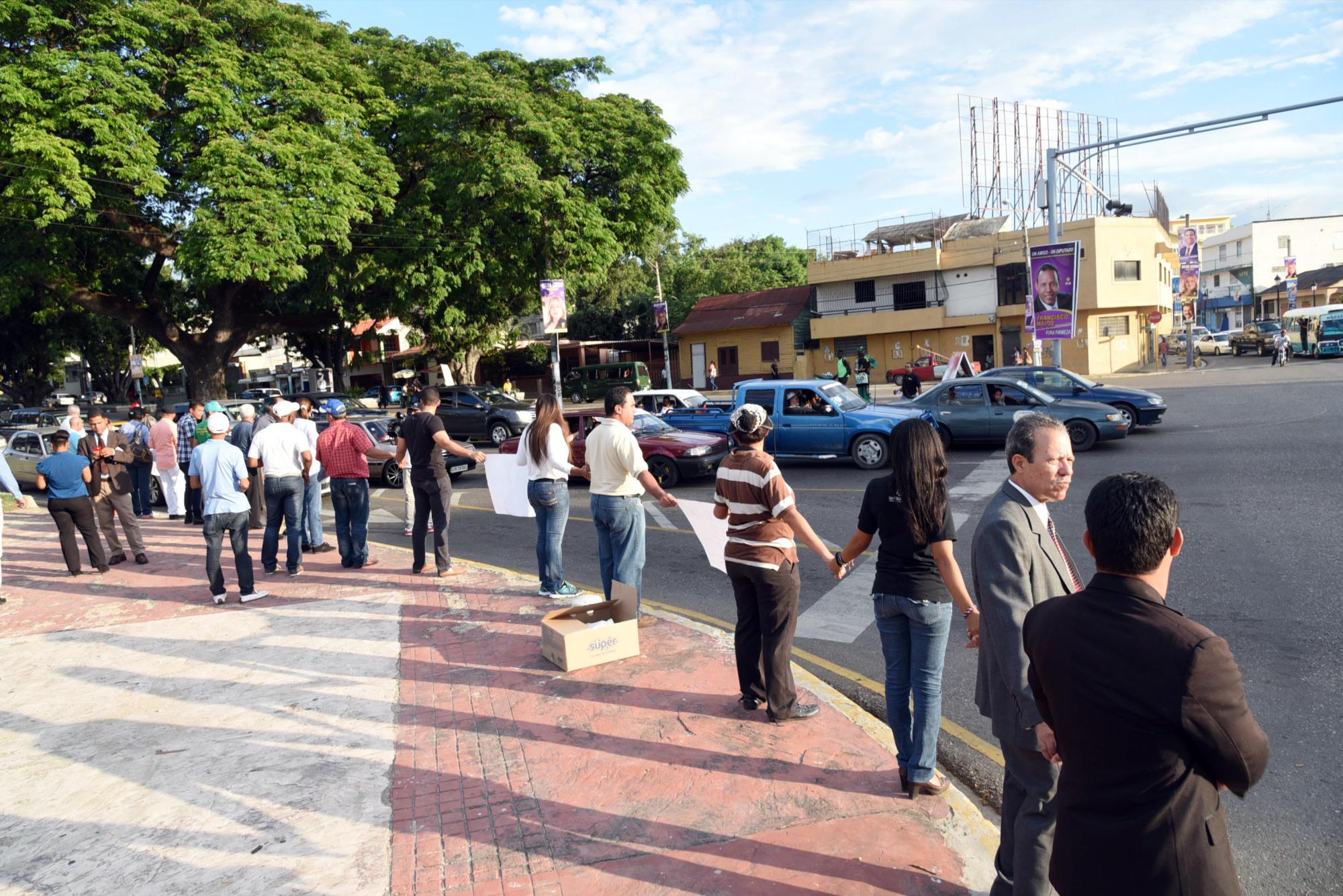 Decenas de personas realizaron una cadena humana en las proximidades de la sede local de la Junta Central Electoral en Santiago