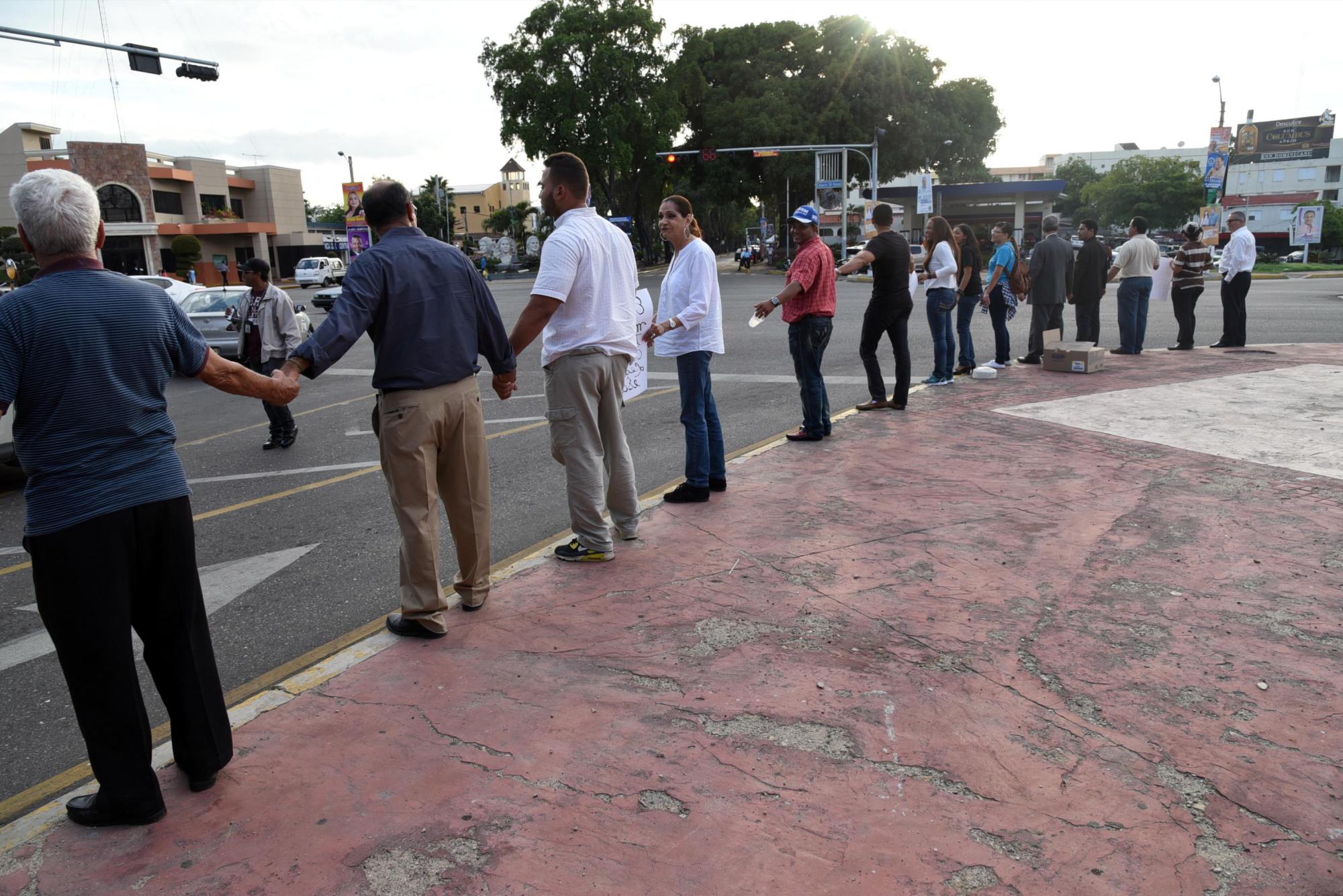 La cadena humana frente al local la Junta Central Electoral, en Santiago