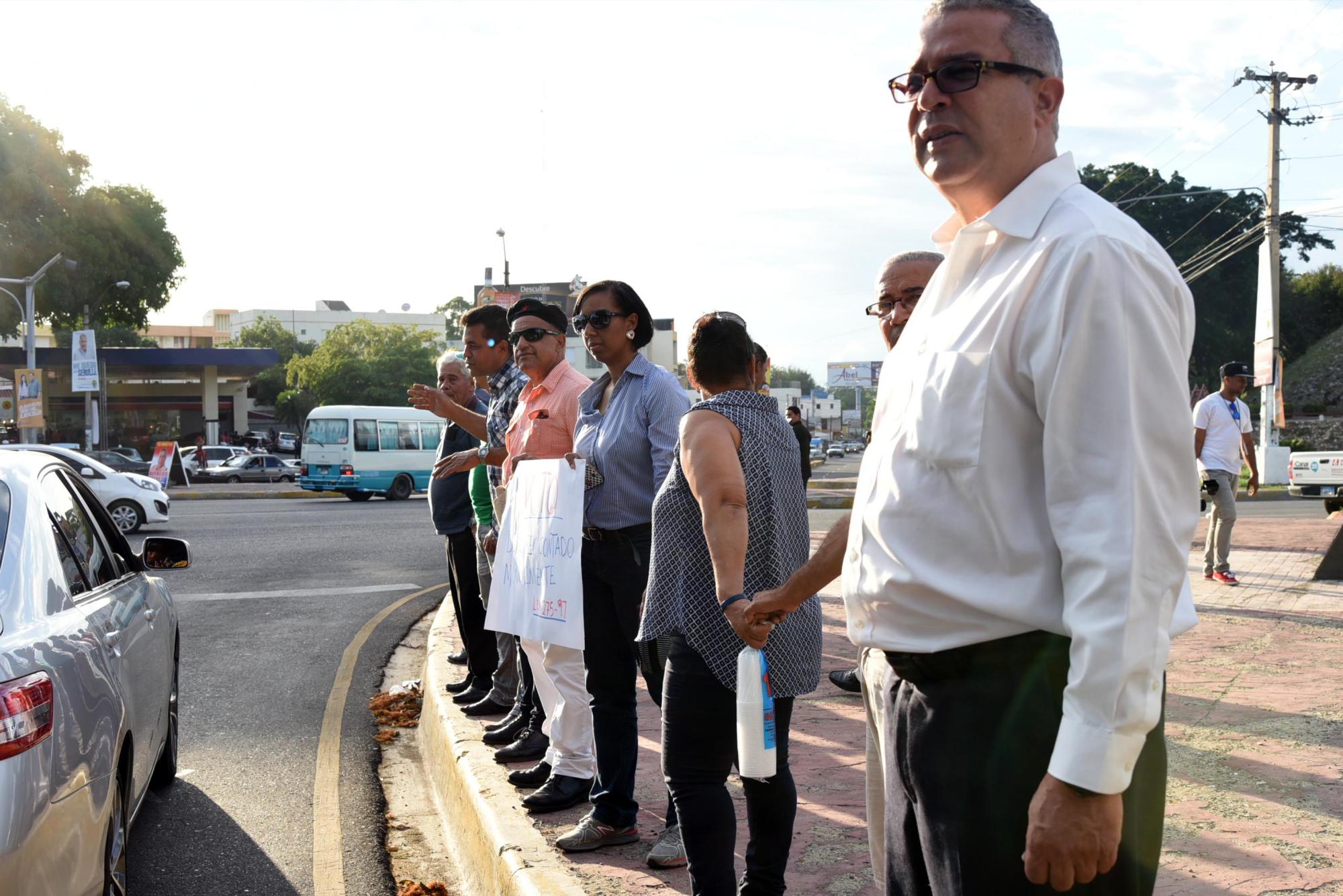 Imágenes de la cadena humana en las proximidades de la sede local de la JCE en Santiago