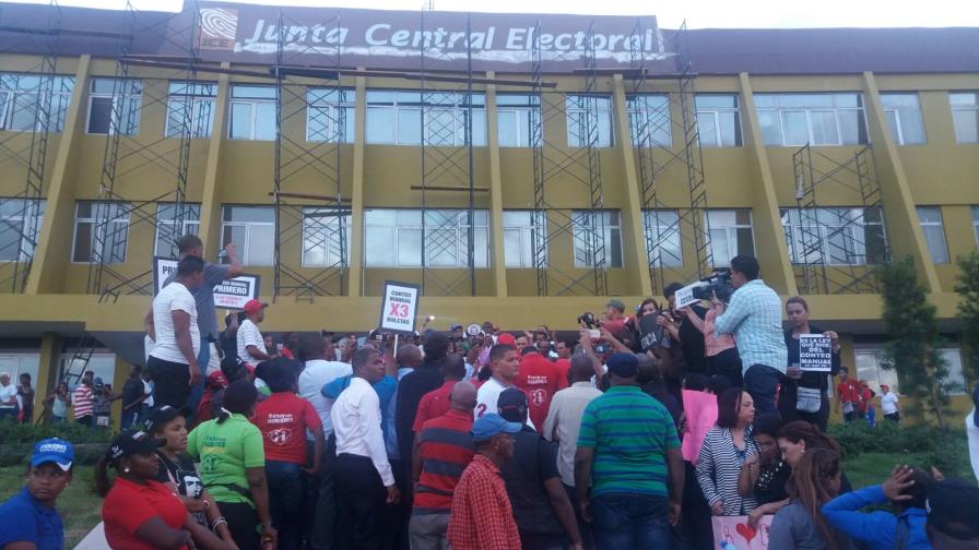 Realizan cadena humana frente a la JCE en reclamo de conteo de votos manual en los tres niveles Realizan cadena humana frente a la JCE en reclamo de conteo de votos manual en los tres niveles