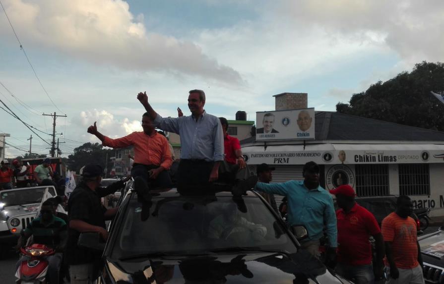 Luis Abinader continuó a oscuras su recorrido por La Romana 