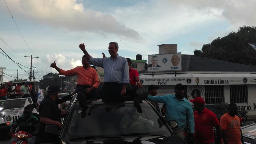 Luis Abinader continuó a oscuras su recorrido por La Romana 