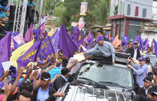 Candidato Danilo Medina busca apoyo electoral en recorrido por Monte Plata 