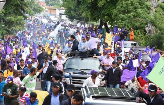 Candidato Danilo Medina busca apoyo electoral en recorrido por Monte Plata 