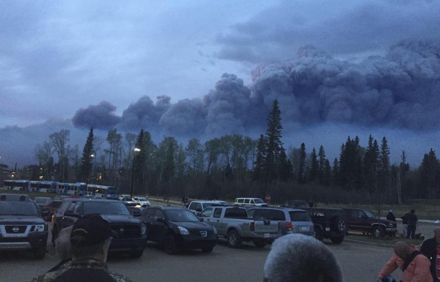 Amplían la orden de evacuación en el noroeste de Canadá por incendio forestal
