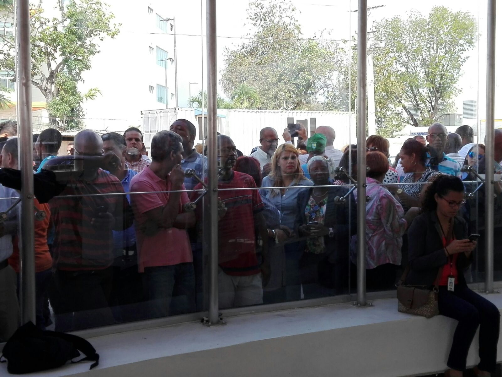 Un grupo de personas observa los preparativos previo al recorrido que hará el presidente Danilo Medina por la Línea 2B del Metro 