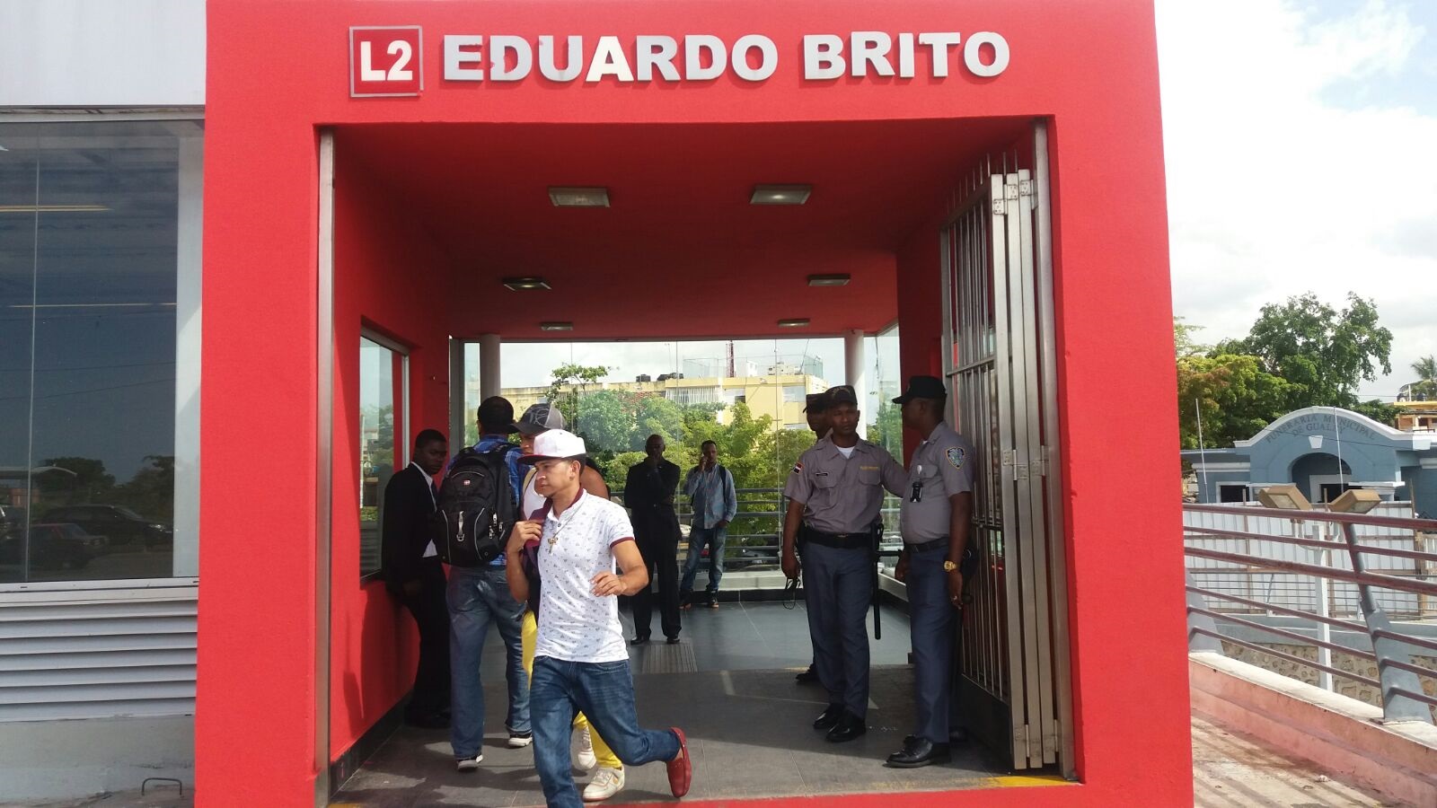 Agentes policiales custodian la estación Eduardo Brito de la Línea 2B del Metro de Santo Domingo
