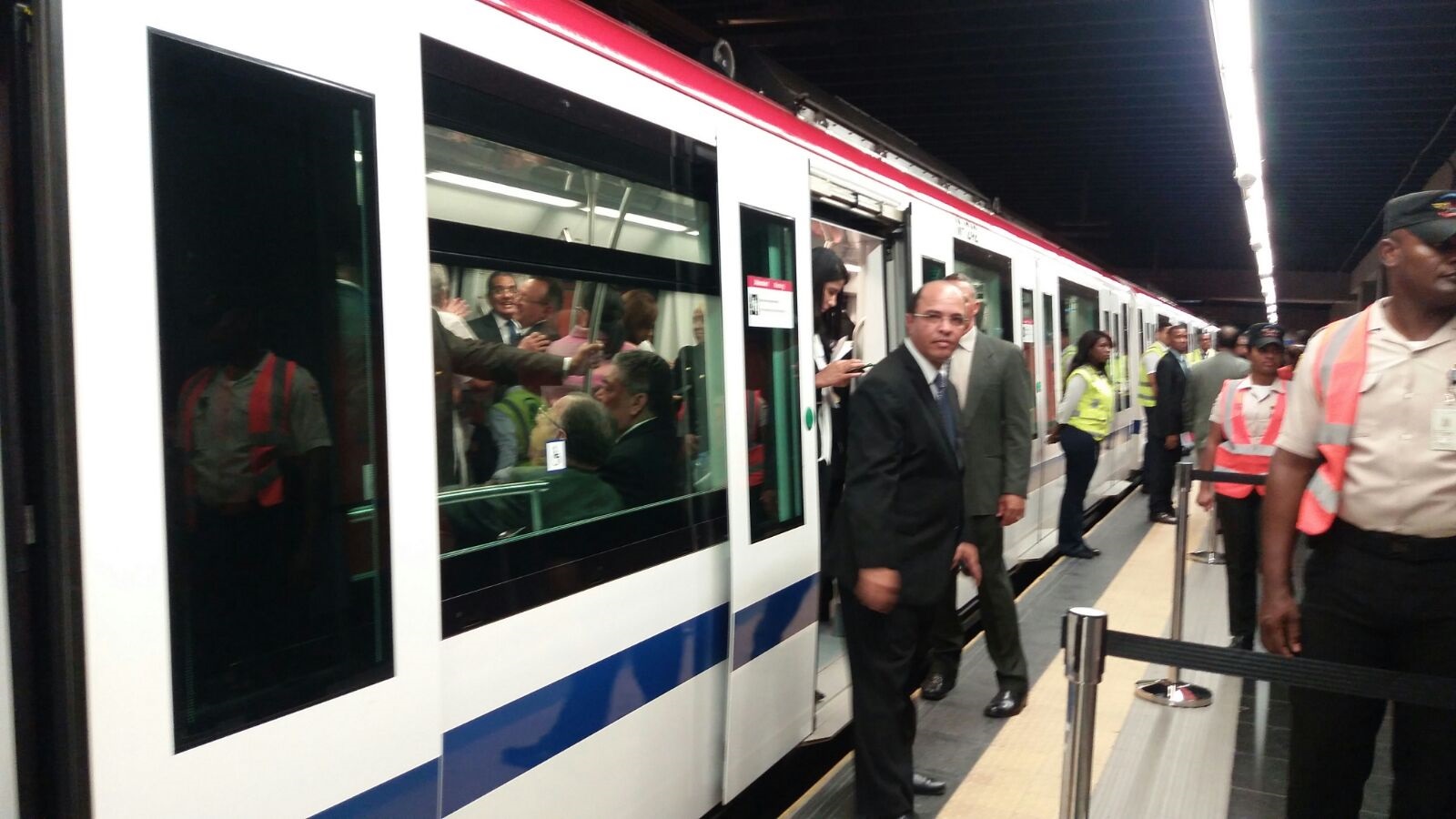 Varios ministros abordan un vagón de la Línea 2B del Metro de Santo Domingo previo al recorrido que hará el presidente Medina, el cual será la primera prueba con pasajeros del medio de transporte