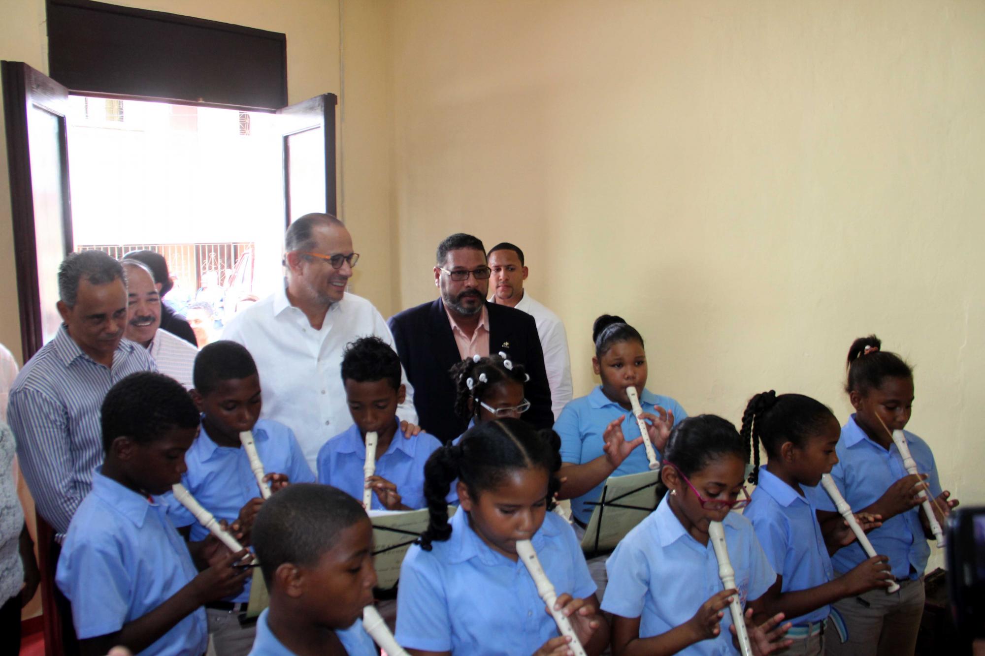 Los estudiantes de la Escuela de Música Profesor Armando Dalmasi tocan para las autoridades