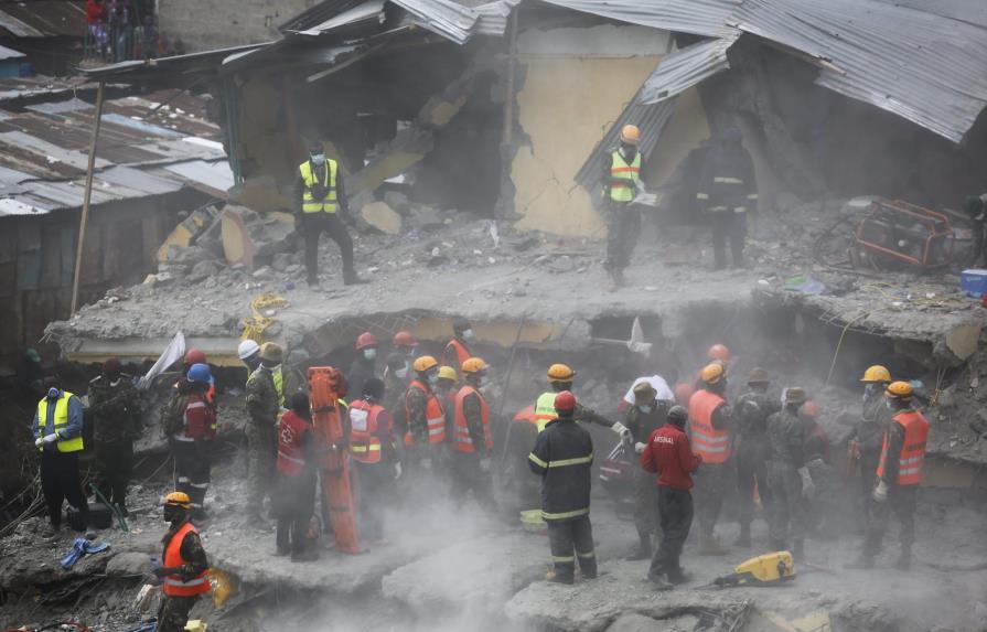 Rescatan a mujer atrapada seis días tras derrumbe en Kenia 