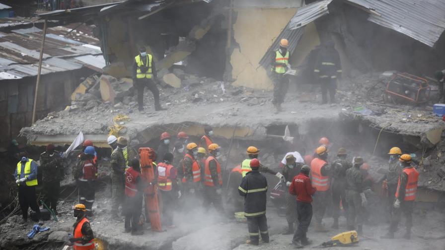 Rescatan a mujer atrapada seis días tras derrumbe en Kenia 