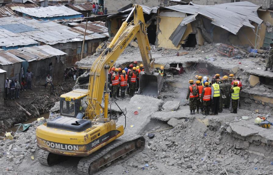 Rescatan con vida a 4 personas tras 6 días bajo los escombros en Nairobi
