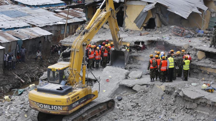 Rescatan con vida a 4 personas tras 6 días bajo los escombros en Nairobi