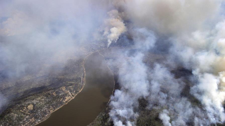 Bomberos son incapaces de controlar masivo incendio en el noroeste de Canadá