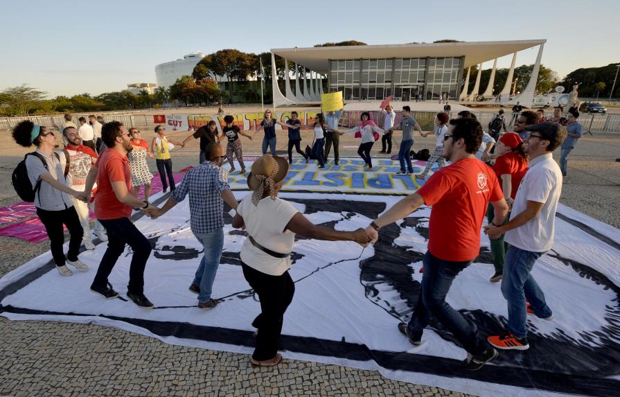 Miles de brasileños le dicen “chao, querido” al enemigo de Rousseff