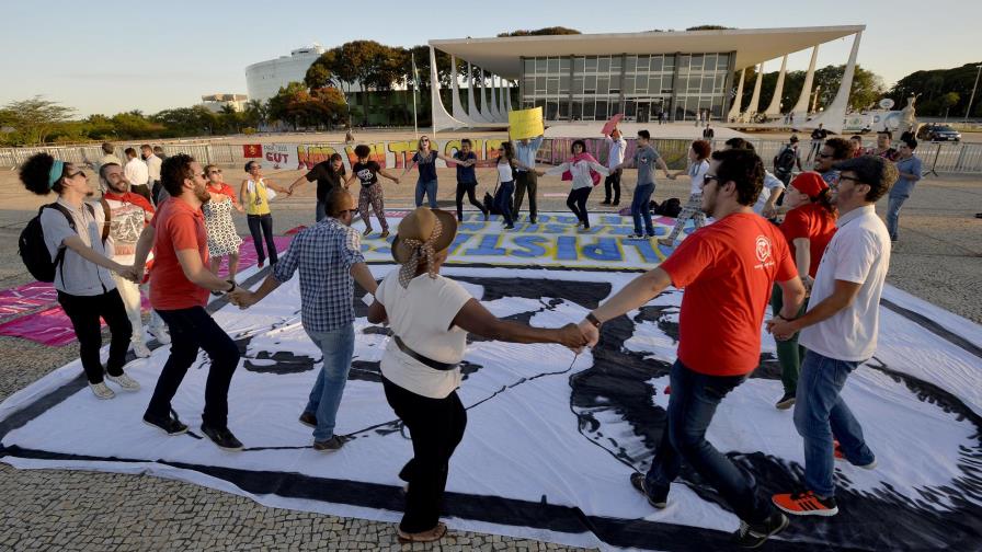 Miles de brasileños le dicen “chao, querido” al enemigo de Rousseff
