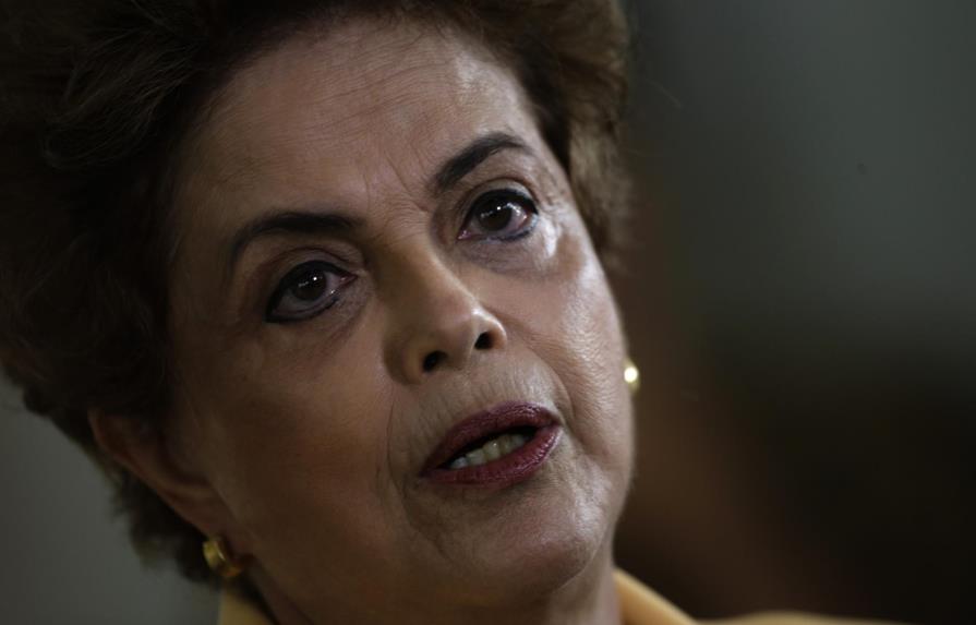 Rousseff afirma que no renunciará para “no enterrar la prueba viva del golpe”