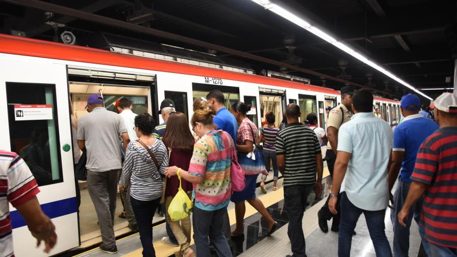 Cientos de personas usan Línea 2B del Metro