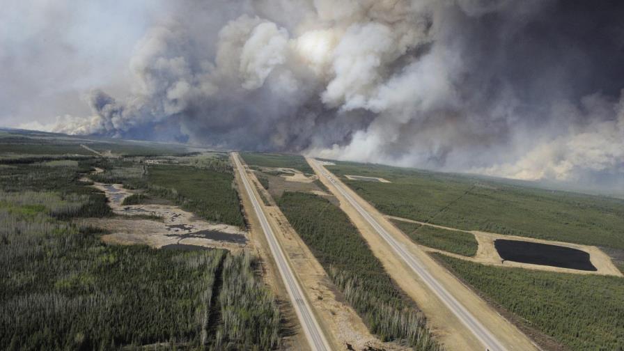 Confirman las dos primeras muertes relacionadas con masivo incendio en Canadá