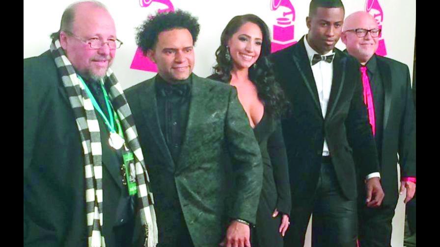 La escena activada con teatro, y música buena para bailar