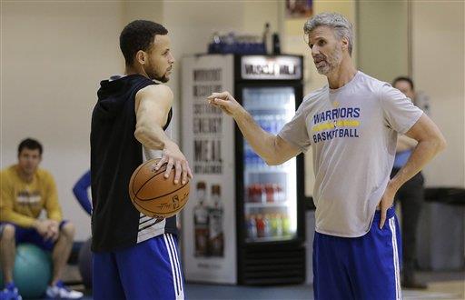Curry en duda para tercer partido de Warriors-Blazers 