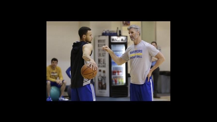 Curry en duda para tercer partido de Warriors-Blazers 