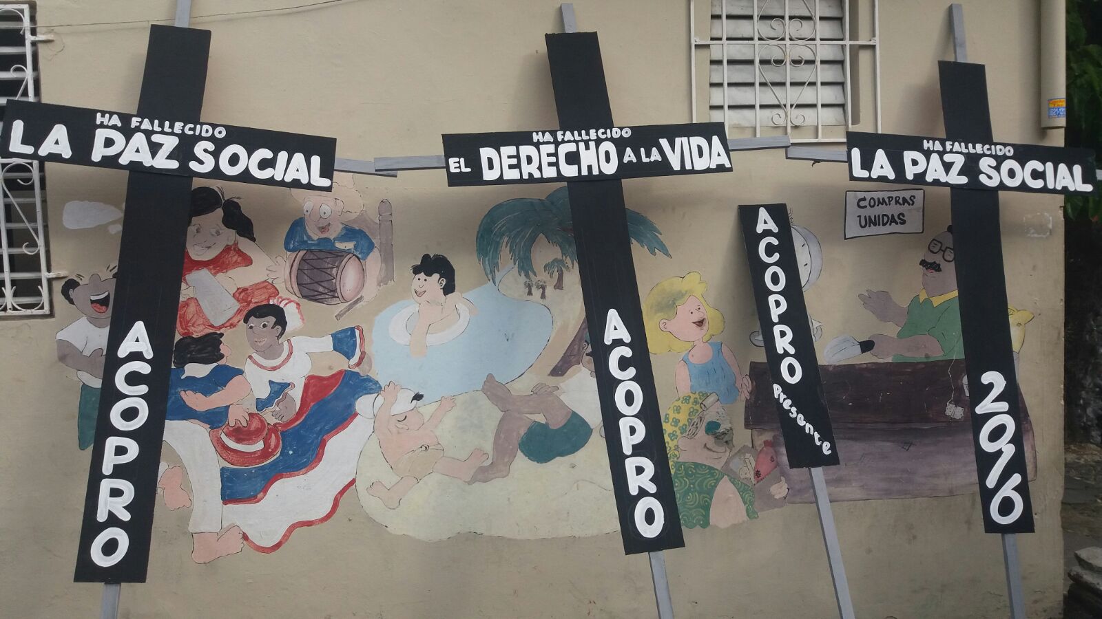 En cruces negras piden paz social y derecho a la vida.