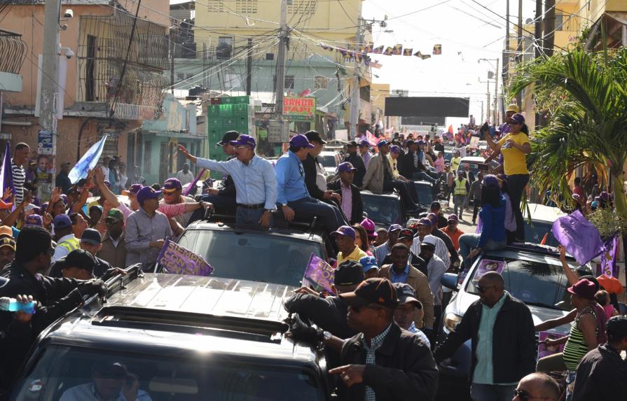 Caravaneo desplaza al tradicional mitin 