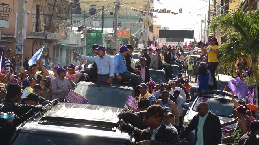 Caravaneo desplaza al tradicional mitin 