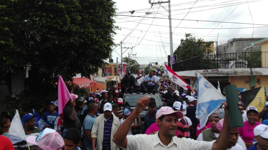 Luis Abinader recorre Santo Domingo Oeste junto a candidatos de alianza 