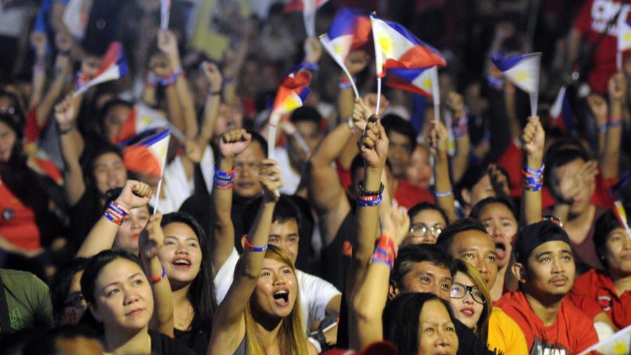 Los filipinos se echan a la calle en el cierre de la tensa campaña electoral