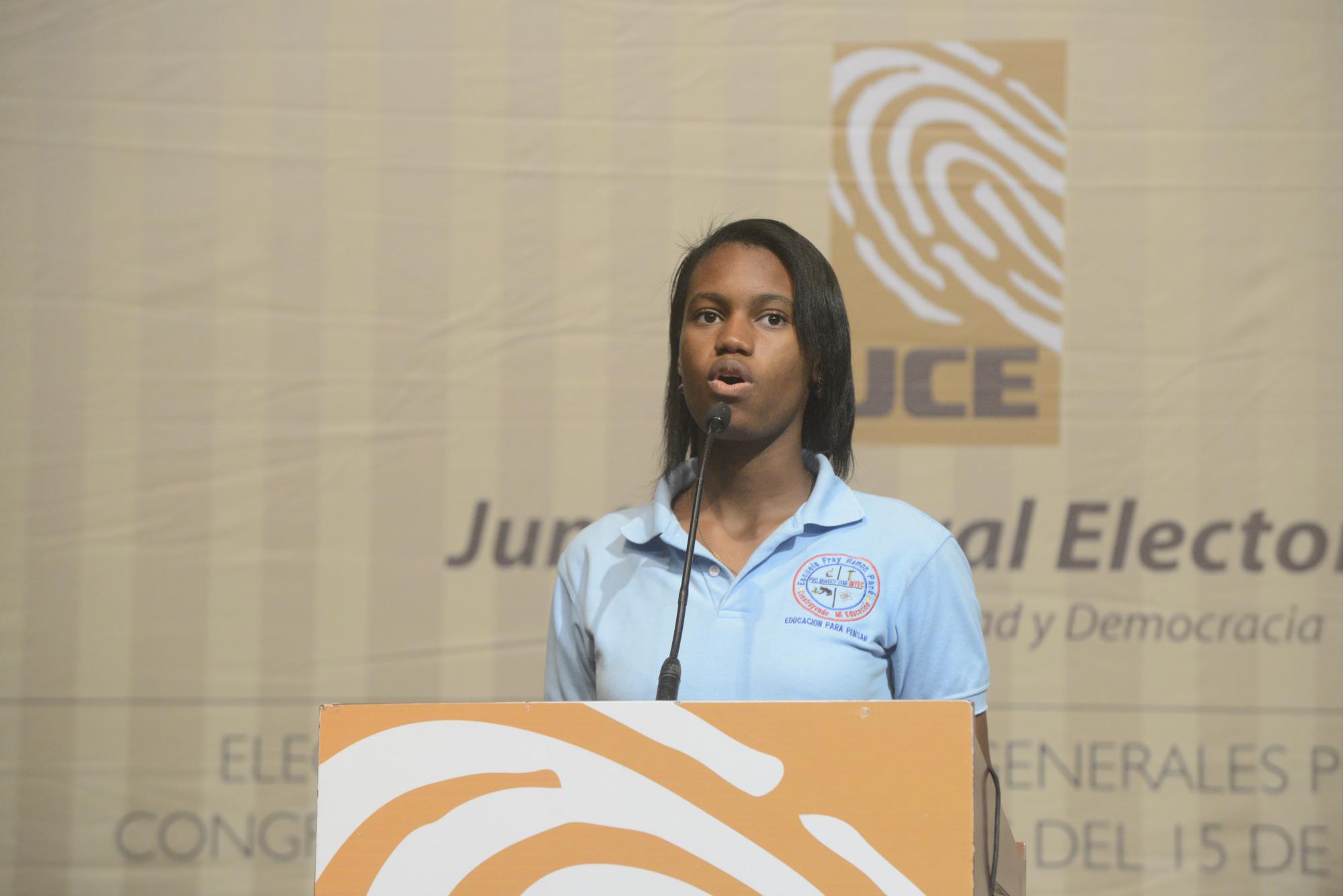 La estudiante meritoria del Colegio Fray Ramón Pané, Ruth Arvelo, agradeció a la JCE la oportunidad.