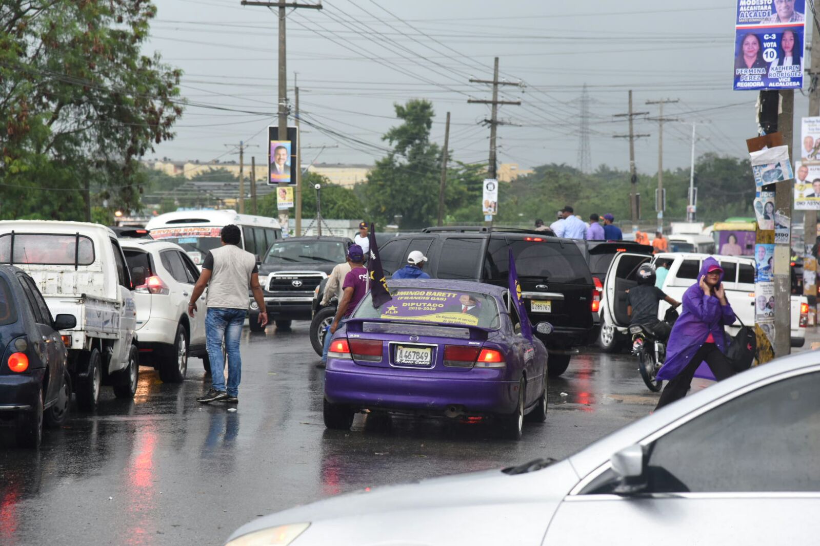 Vehículos llegan para iniciar la caravana
