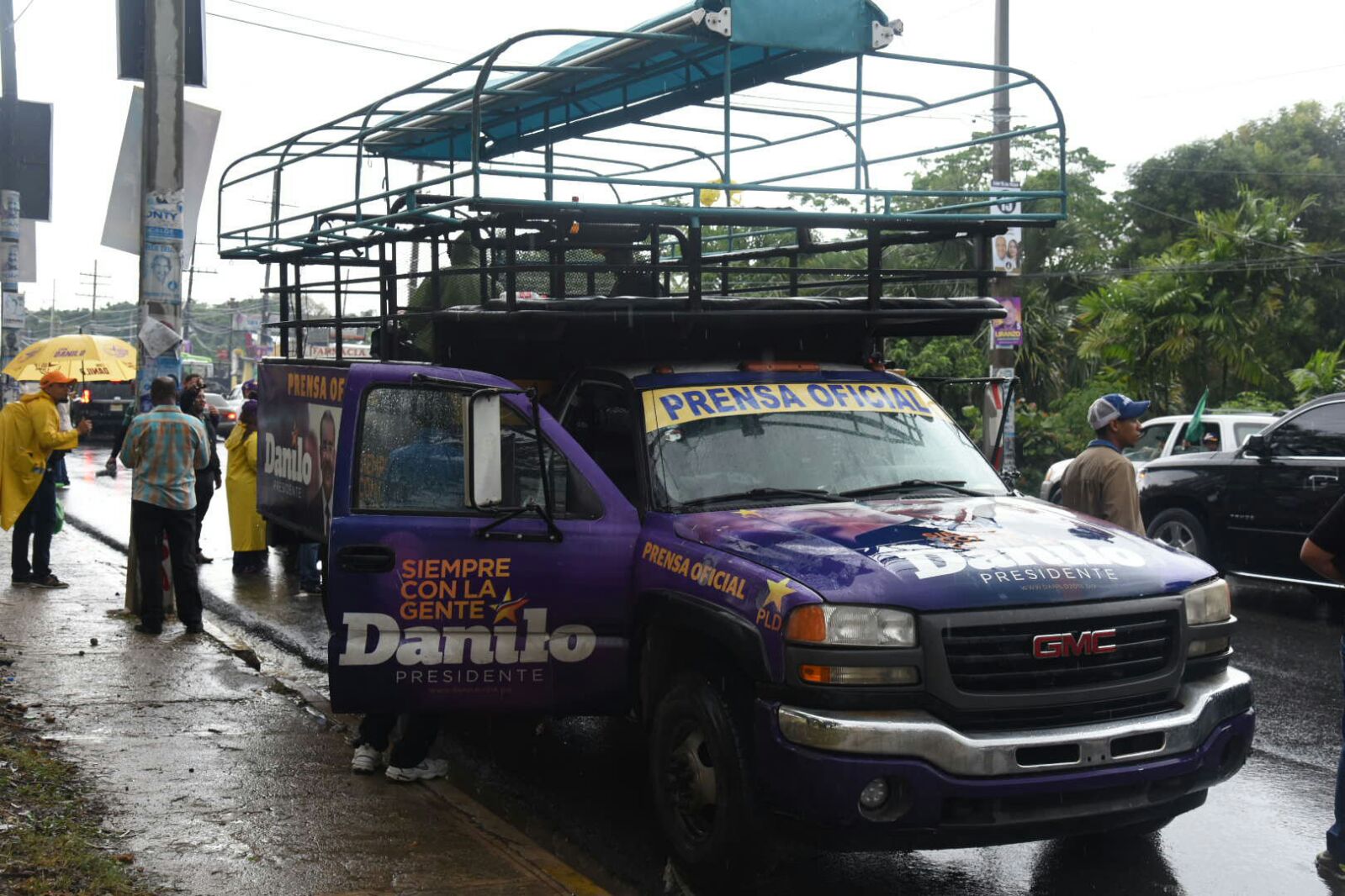 El vehículo que se utiliza para los reporteros estaba averiado.