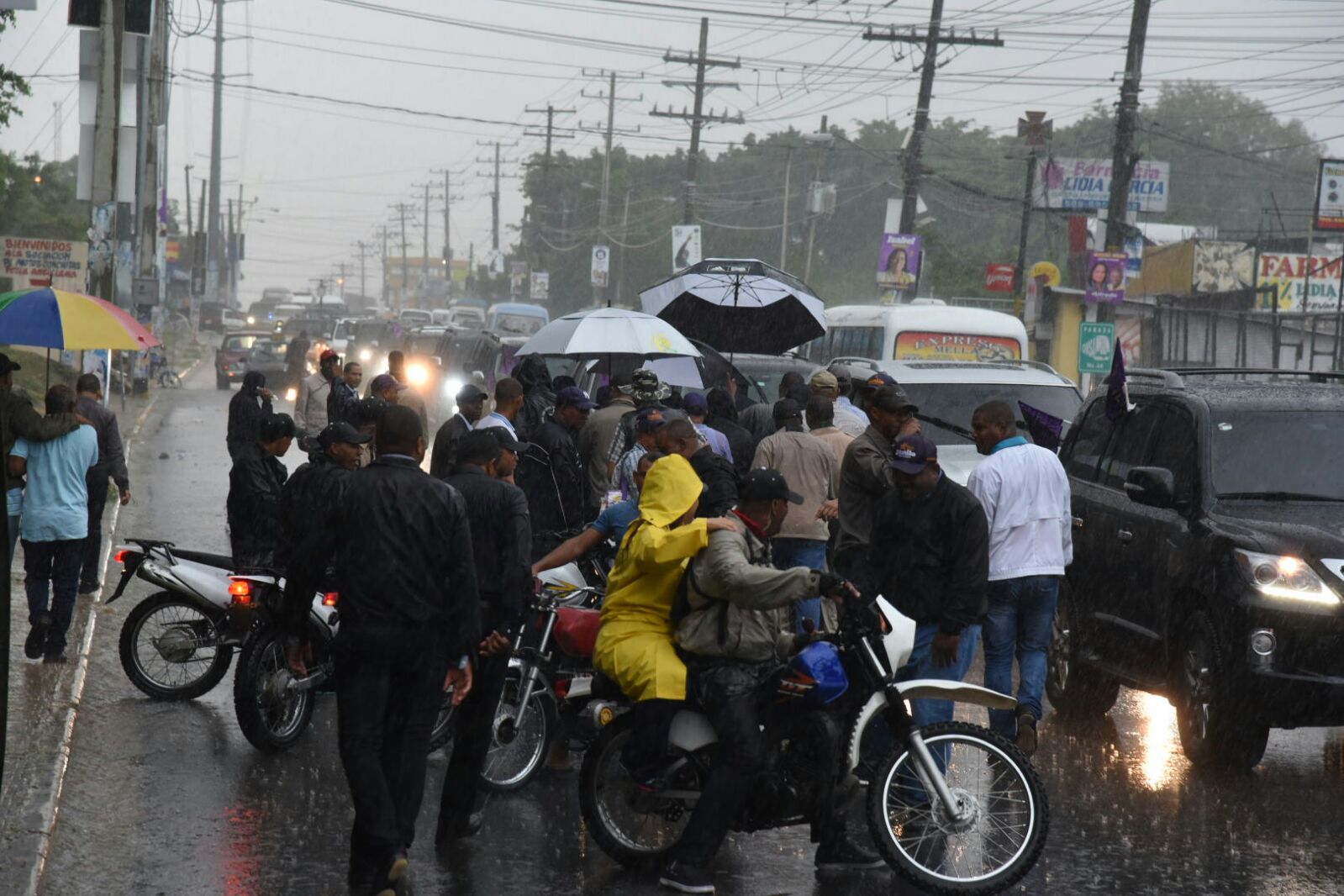 Dirigentes bajo la lluvia