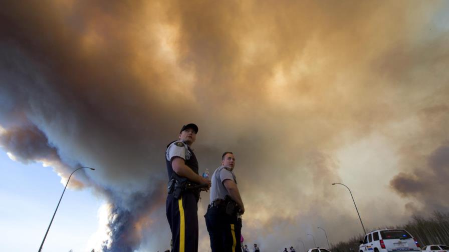 Autoridades canadienses aceleran evacuaciones ante incendio forestal 