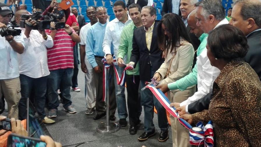 Gobierno entrega el club San Carlos; mejora incluye tabloncillo igual al usado en la NBA