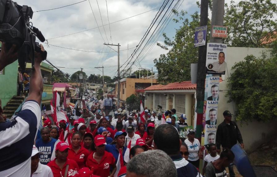 Abinader recorre barrios de Sabana Perdida y La Victoria