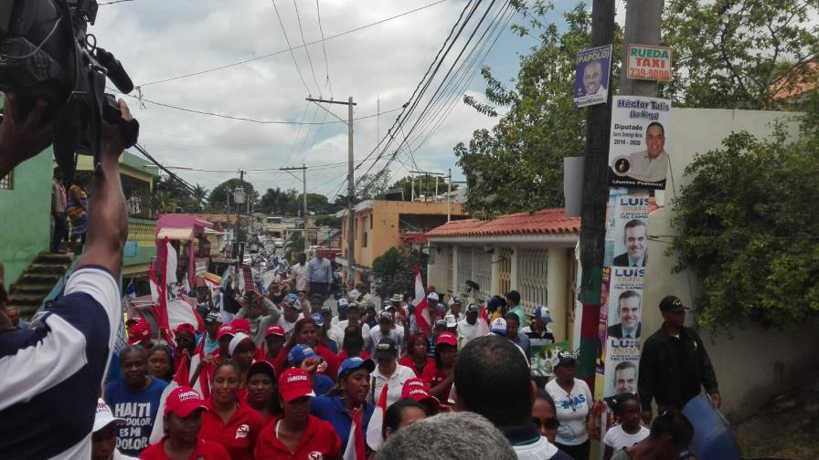 Abinader recorre barrios de Sabana Perdida y La Victoria