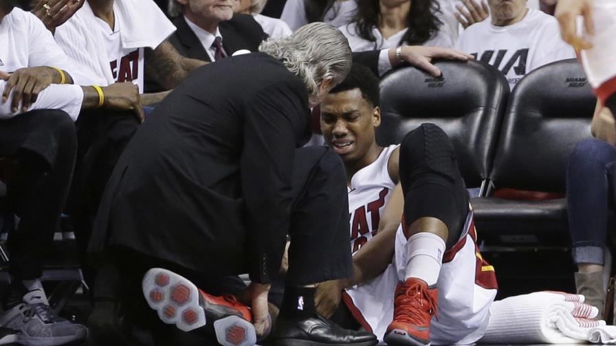 Whiteside sufre esguince en ligamento de la rodilla 