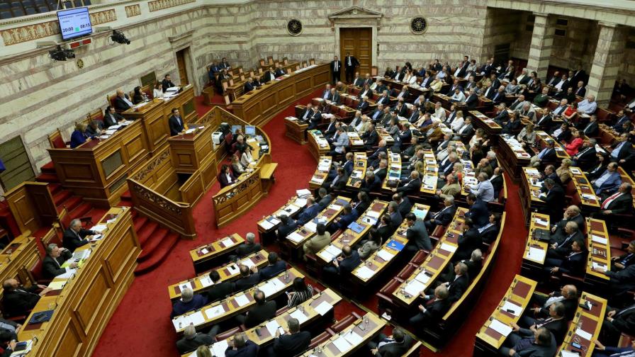 Tsipras defiende en el Parlamento la “necesaria” reforma de las pensiones
