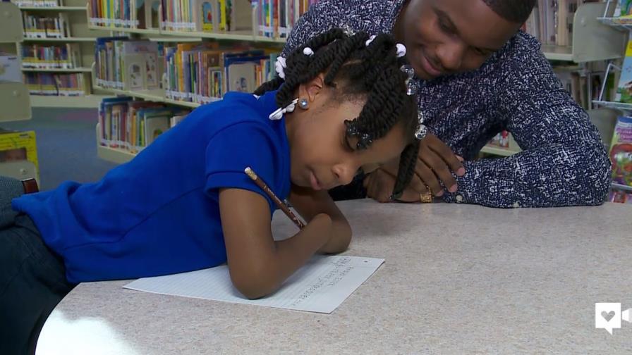 Niña sin manos y sin prótesis gana concurso de escritura a mano Niña sin manos y sin prótesis gana concurso de escritura a mano