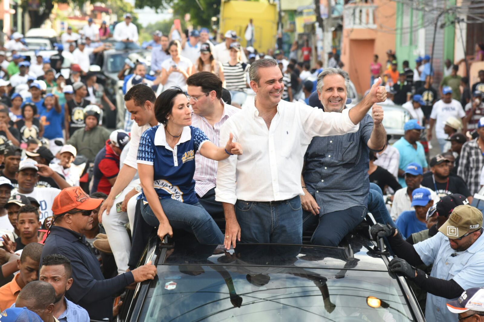 Luis Abinader y candidatos del Distrito Nacional recorren barrios