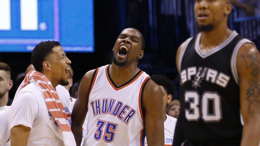 Kevin Durant golpea la defensa de San Antonio y lleva al Thunder a igualar la serie 2-2