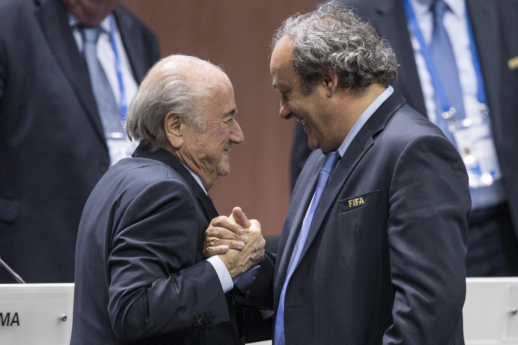 Joseph S. Blatter (i)  y Michel Platini (d). Ambos dirigentes fueron sancionados por la FIFA, luego de los escándalos de corrupción que sacudieron al organismo