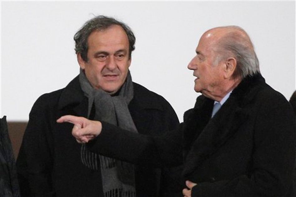 Joseph Blatter (der) y Michel Platini, protagonizaron escándalos mayúsculos en el fútbol mundial. Ambos fueron sancionados por la FIFA. 