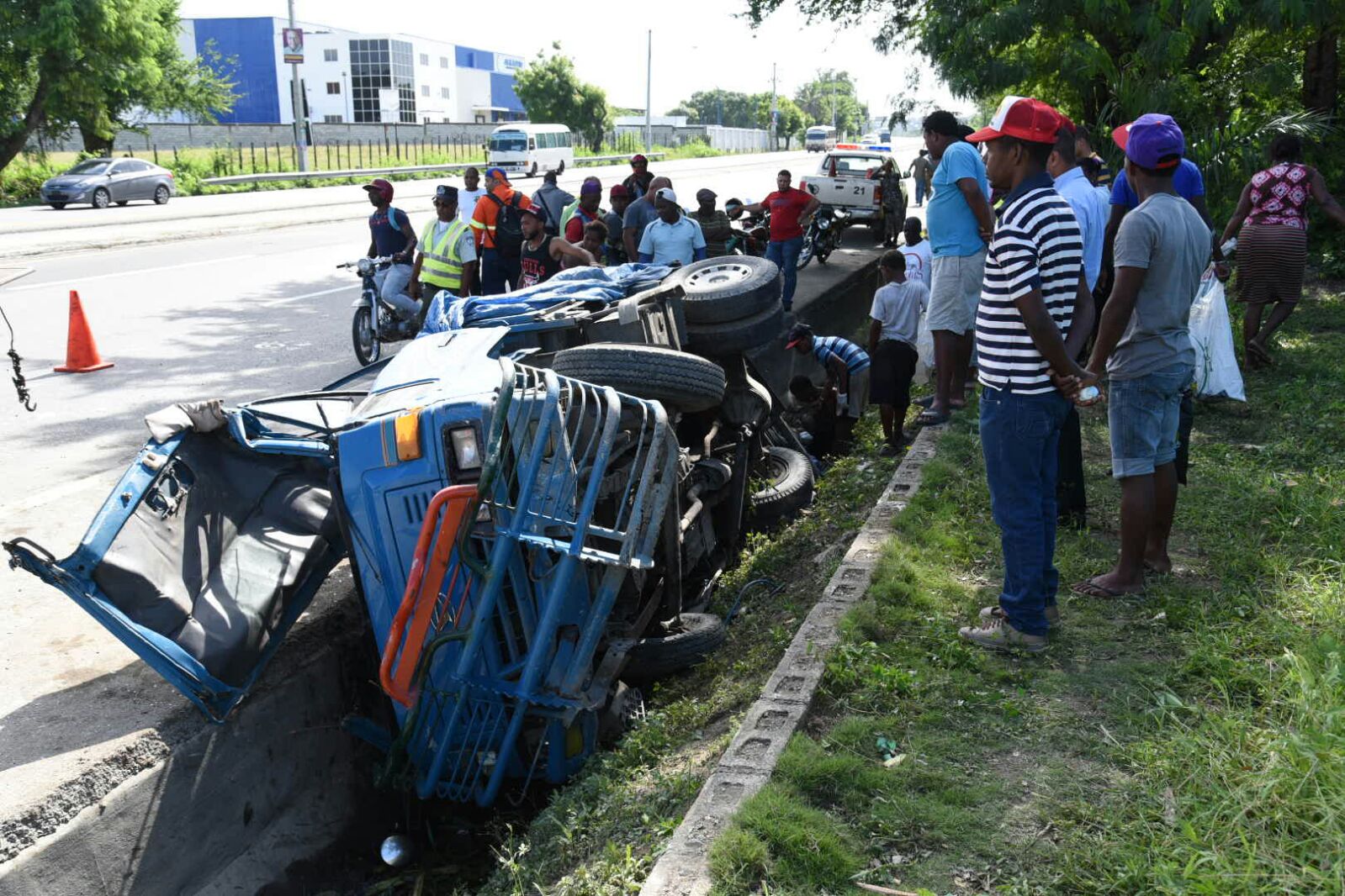 El camión de plátano accidentado en la autopista 6 de Noviembre