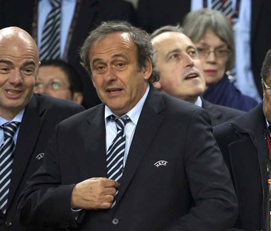 Miguel Platini fue suspendido por la FIFA por 6 años.  Tribunal Arbitral del Deporte (TAS), reduje la sanción a 4 años por lo que dimitió del cargo de presidente de la UEFA.