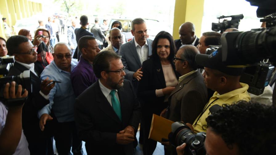 Los candidatos de la oposición llevan seis horas en la Junta Central Electoral