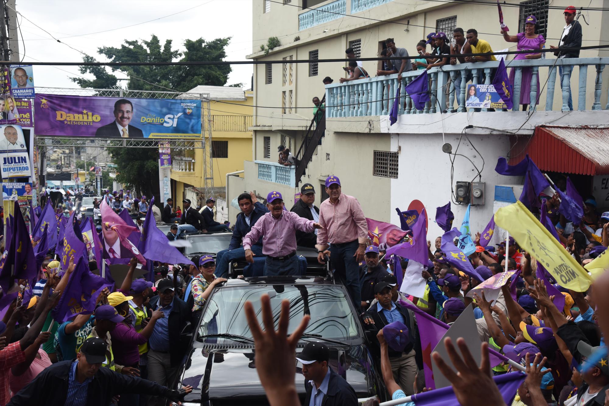 Danilo Medina durante el recorrido que realizó esta tarde en Santo Domingo Norte.